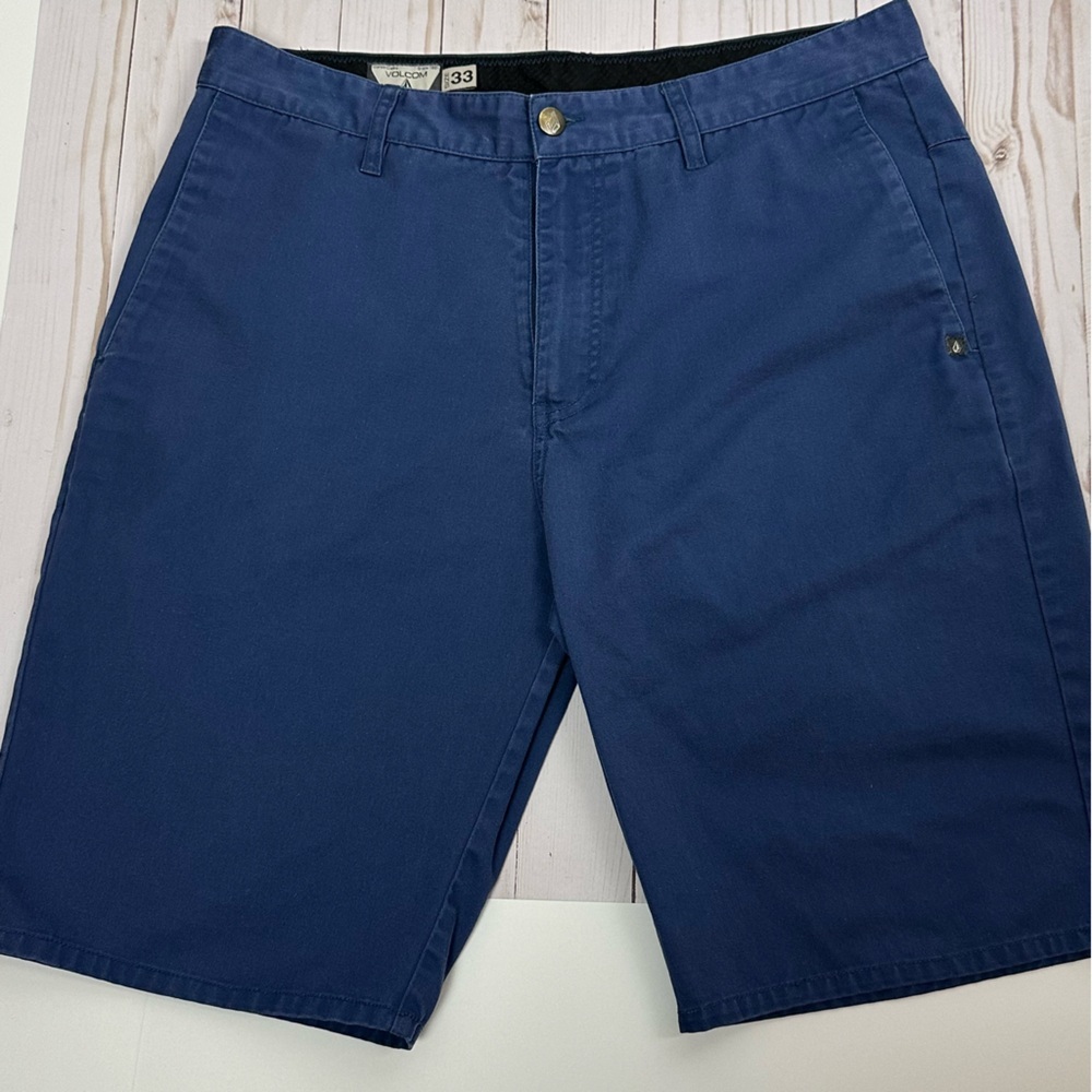 VOLCOM men's blue chino shorts - size 33